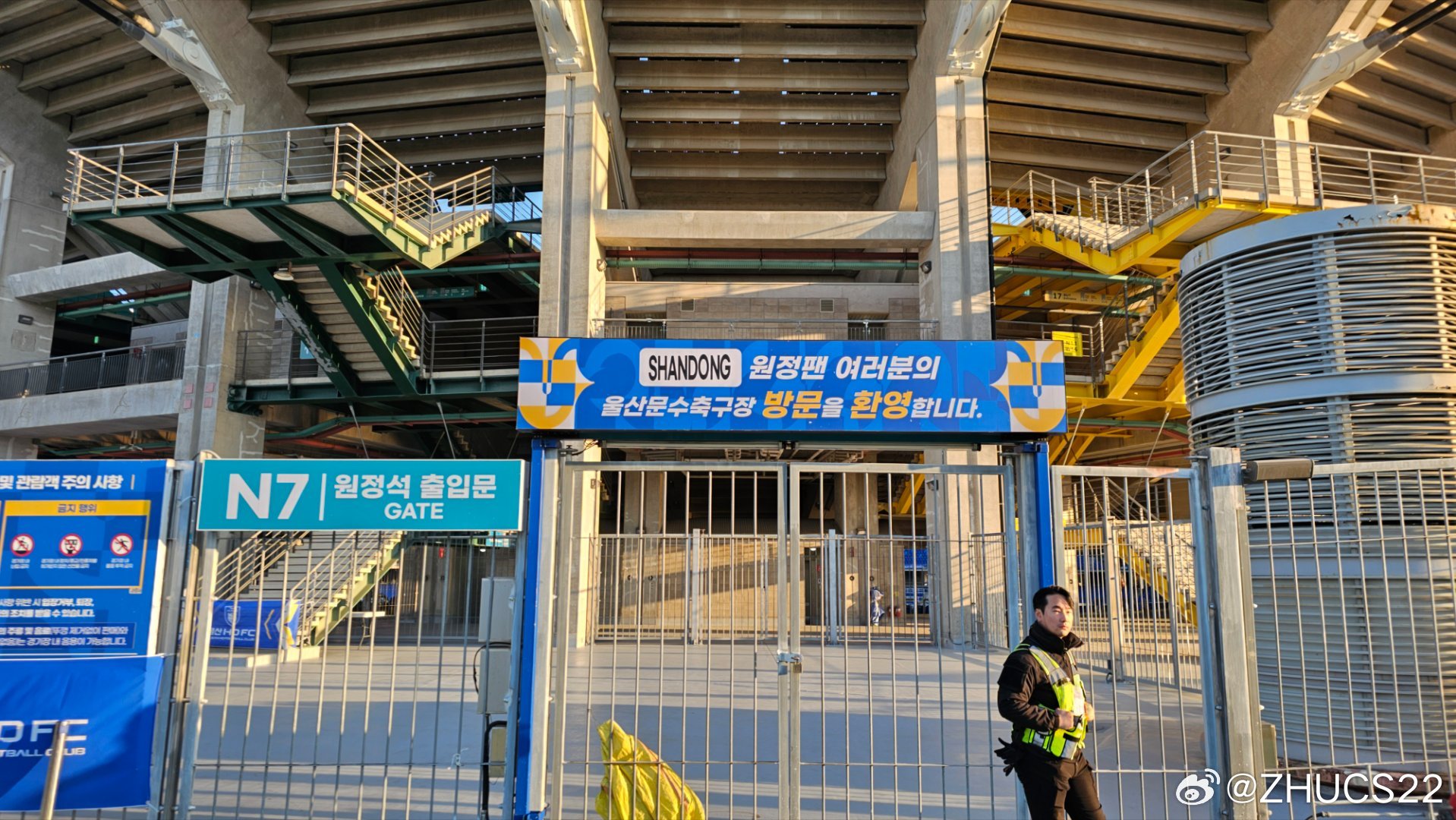 博主：蔚山現(xiàn)場(chǎng)工作人員、轉(zhuǎn)播車(chē)、安保在準(zhǔn)備撤場(chǎng)，場(chǎng)外一片安靜